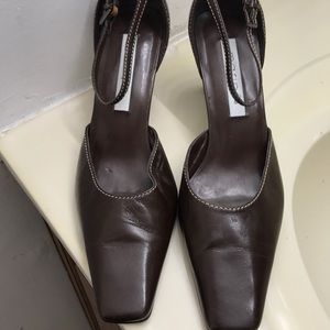 1 pair of women’s heels in good shape. Size 8 M